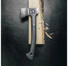 Fiskars Axt auf Holzbrett