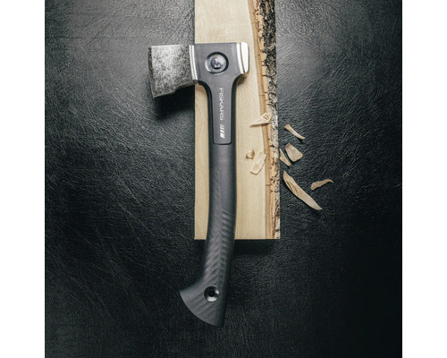 Fiskars Axt auf Holzbrett