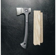 Fiskars Axt neben Holzlatten
