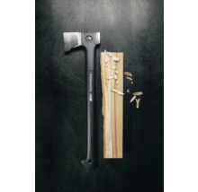 Fiskars Axt neben einem Holzstück