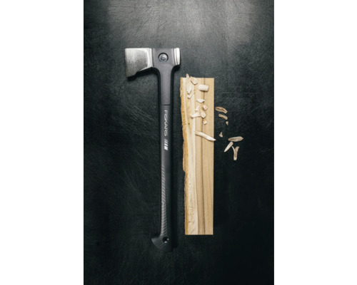 Fiskars Axt neben einem Holzstück