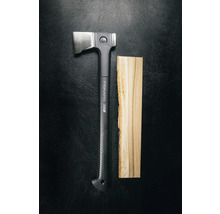 Fiskars Axt neben Holz