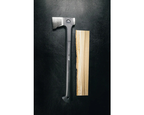 Fiskars Axt neben Holz