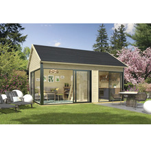 Modernes Gartenhaus mit großen Glasfronten und schwarzem Dach in einem gepflegten Garten.