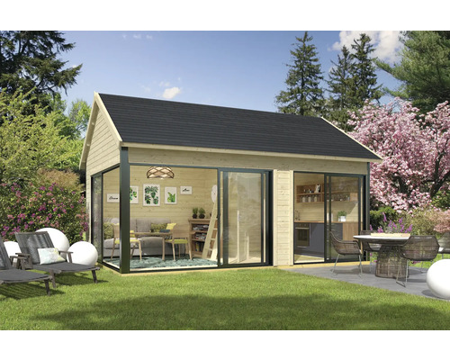 Modernes Gartenhaus mit großen Glasfronten und schwarzem Dach in einem gepflegten Garten.