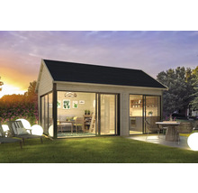 Modernes Gartenhaus mit Glasfronten, Wohnbereich und Küchenzeile auf Rasenfläche