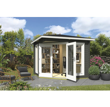Gartenhaus mit geöffneter Doppeltür, Regalen und Schreibtisch im Garten