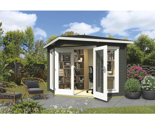 Gartenhaus mit geöffneter Doppeltür, Regalen und Schreibtisch im Garten