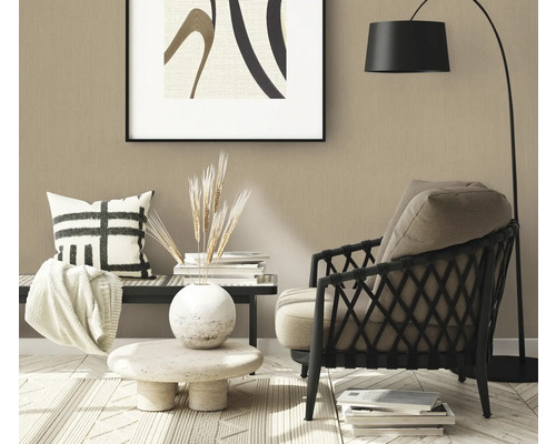 Einrichtungsszene mit Sessel, Stehlampe, Couchtisch und dekorativen Elementen in einem Wohnzimmer