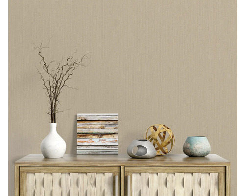 Dekorative Tapete mit feiner vertikaler Textur an der Wand.