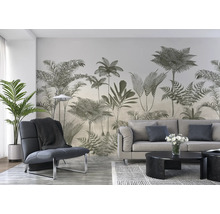 Wohnzimmer mit Sofa, Sessel, Couchtisch und einer Wandtapete mit Pflanzenmotiven für ein naturnahes Ambiente