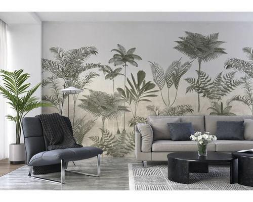 Wohnzimmer mit Sofa, Sessel, Couchtisch und einer Wandtapete mit Pflanzenmotiven für ein naturnahes Ambiente