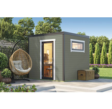 Gartenhaus mit Fenster, Tür und Dekoration in einem Garten