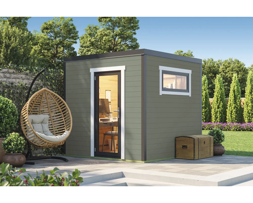 Gartenhaus mit Fenster, Tür und Dekoration in einem Garten