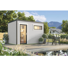 Gartenhaus mit Tür und Fenster auf Terrasse