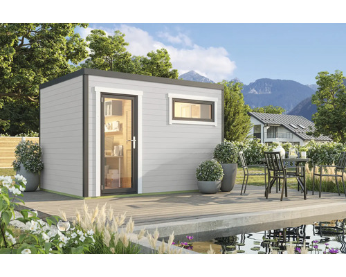 Gartenhaus mit Tür und Fenster auf Terrasse