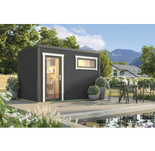 Gartenhaus mit Fenster und Glastür auf einer Holzterrasse am Teich