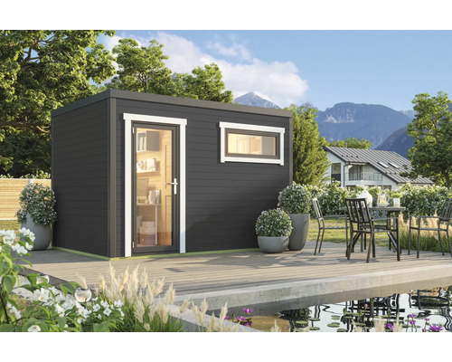 Gartenhaus mit Fenster und Glastür auf einer Holzterrasse am Teich