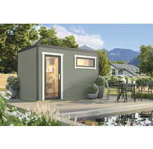 Modernes Gartenhaus mit Fenster und Tür auf einer Terrasse mit Teich