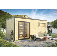 Modernes Gartenhaus aus Holz mit Glastür und Fenster, umgeben von Gartenmöbeln und Pflanzen.