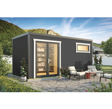 Gartenhaus mit Glastür und Fenster, umgeben von Gartenmöbeln auf einer Steinterrasse