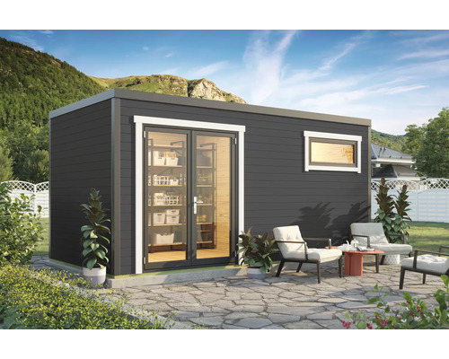 Gartenhaus mit Glastür und Fenster, umgeben von Gartenmöbeln auf einer Steinterrasse