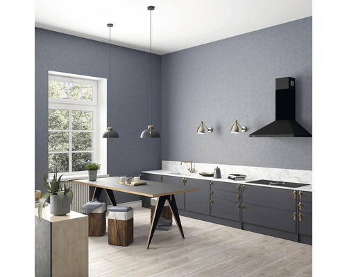 Küchenansicht mit Esstisch, Hocker, Hängeleuchten, Wandleuchten und Dunstabzugshaube vor grauer Wand