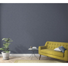 Wohnzimmer mit gelbem Sofa, Pflanze, Tisch und Teppich für eine gemütliche Atmosphäre