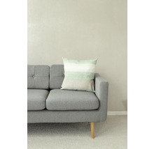Graues Sofa mit dekorativem Kissen