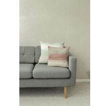 Graues Sofa mit zwei dekorativen Kissen mit Streifenmuster