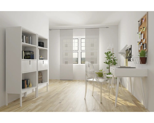 Helles Arbeitszimmer mit Schreibtisch, Stuhl, Bücherregal und Dekorationen