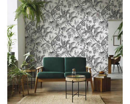 Wohnzimmer mit Dschungel-Tapete, Sofa und Pflanzen