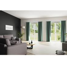 Helles Wohnzimmer mit Sofa, Vorhängen und viel Tageslicht