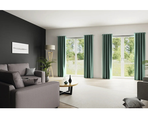 Helles Wohnzimmer mit Sofa, Vorhängen und viel Tageslicht