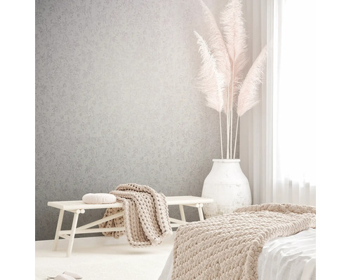 Helles Schlafzimmer mit gemusterter Tapete, Bank und Dekoration