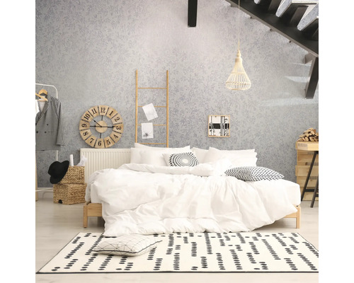 Schlafzimmer mit Bett, Leiter, Uhr und Dekoration in hellem und organisiertem Design.