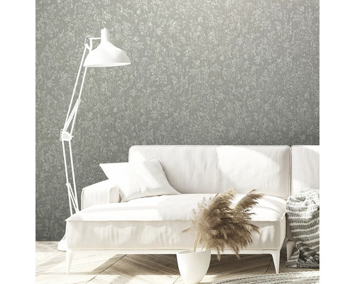 Heller Raum mit Couch, Stehlampe und floral gemusterter Tapete