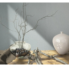 Dekorative Szene mit Vase, Zweigen und Textiltapete