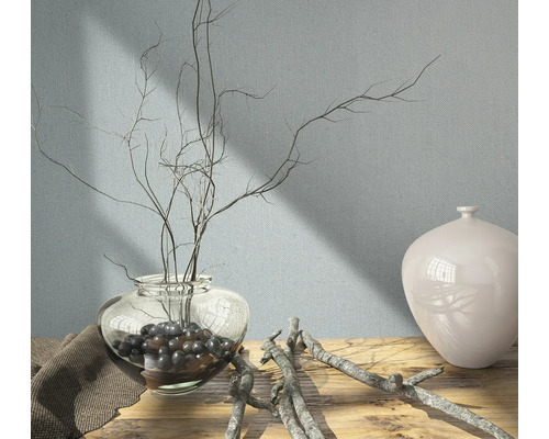 Dekorative Szene mit Vase, Zweigen und Textiltapete