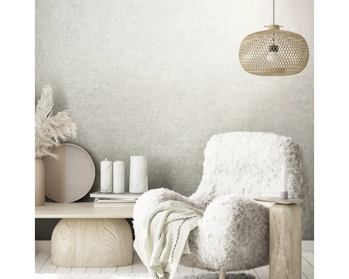 Wohnzimmer mit Sessel, Lampe und Dekoration