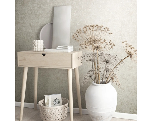 Dekoratives Zimmerambiente mit Konsole, Korb, Vase und Wohnaccessoires