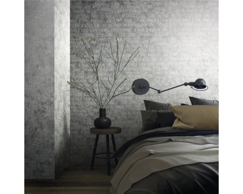 Schlafzimmer mit grauer gemusterter Tapete, Stehlampe und Bett