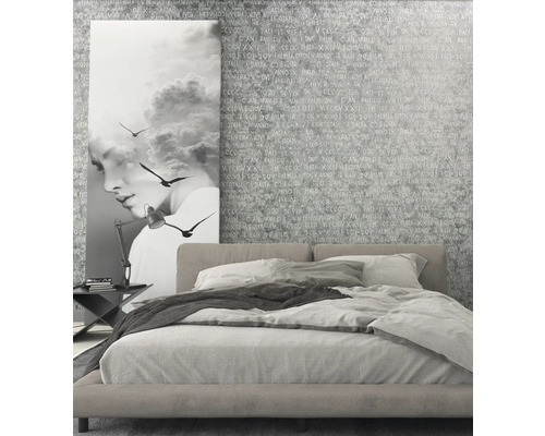 Schlafzimmer mit Bett, Nachttischlampe und Wandbildern für eine gemütliche Atmosphäre