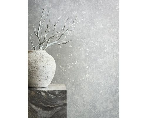 Dekorative Tapete mit Muster, kombiniert mit Vase und Dekoration