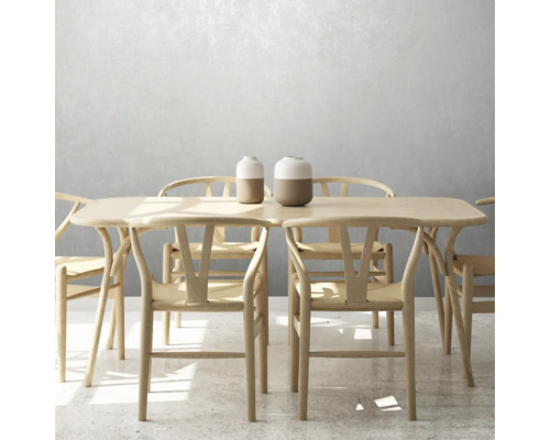 Esstisch mit sechs Holzstühlen und zwei Vasen