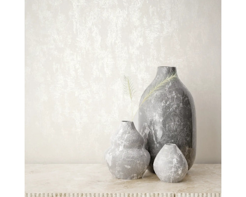 Dekorative graue Steinvasen in verschiedenen Größen auf einem Tisch