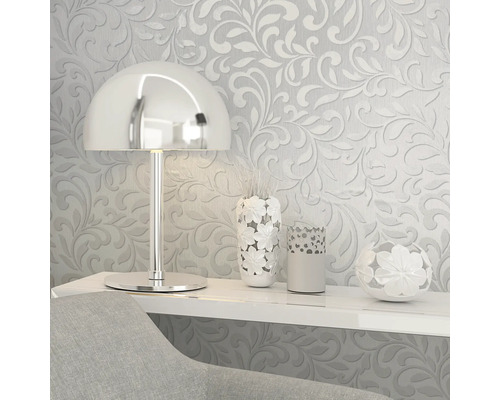 Dekorative Szene mit floraler Tapete, Lampe und Vasen auf einem Regal