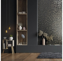 Wohnzimmer mit dunkler Wand, Holzregal und Dekorationen.