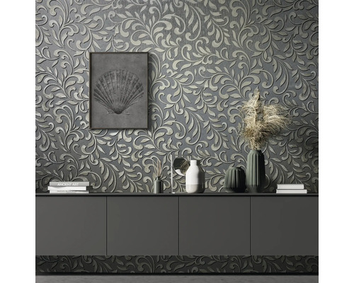 Wohnraum mit gemusterter Tapete, Kommode und Dekorationsartikeln.