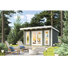 Moderne Gartenlaube mit Gartenmöbeln und Feuerstelle im Garten